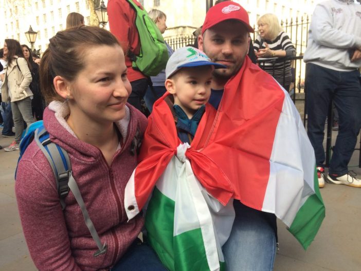 Ilyen volt a Londoni magyar tüntetés képekben: az angliai magyarság is utcára vonult 10