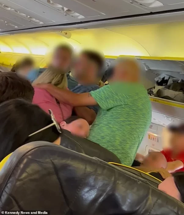 Részeg nő balhézott a Ryanair angliai járatán, több kisgyerek sírva fakadt, rendőri beavatkozásra volt szükség 4