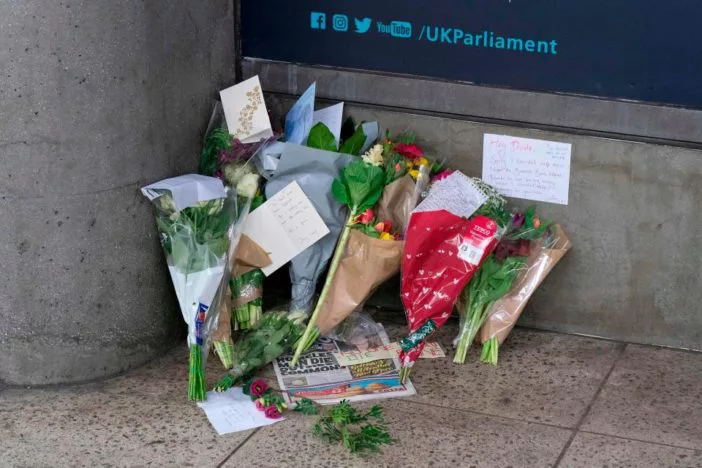 A brit parlament bejáratánál esett össze és halt meg egy hajléktalanná vált magyar férfi A brit parlament bejáratánál esett össze és halt meg egy hajléktalanná vált magyar férfi