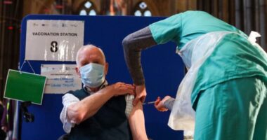 koronavírus oltás Anglia