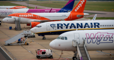 Több helyen is le kellett állítani a repülőjáratok le- és felszállását Angliában, mert olyan forróság van, hogy "megolvadt" a kifutópálya