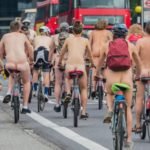 Meztelen biciklisek sokasága lepi el London városát