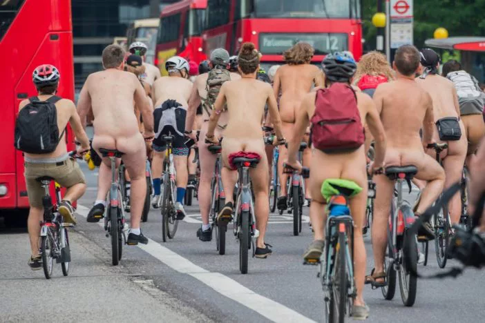 Meztelen biciklisek sokasága lepi el London városát 1