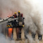 Lángokban egy többszintes épület Észak-Angliában: többen az emeleten rekedhettek
