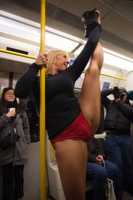 Ilyen a nadrág nélküli metrózás napja Londonban - képekben 16