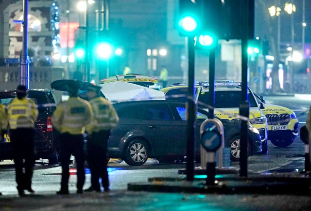 A rendőrség lőtt agyon egy férfit a nyílt utcán Londonban 6