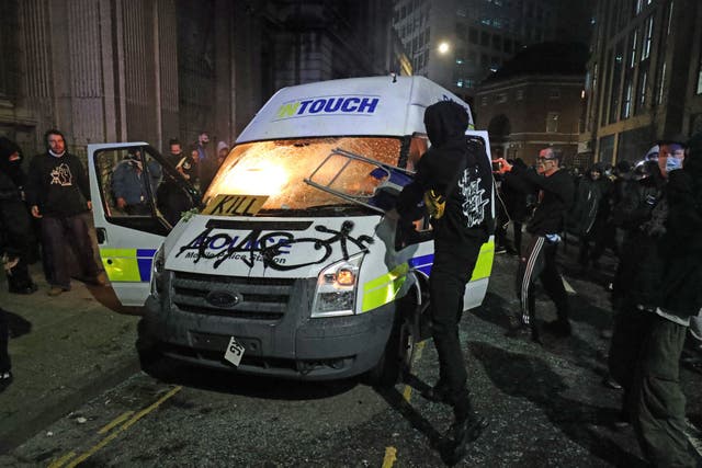 Rendőrautót gyújtottak fel és a rendőrség épületét is megtámadták a tüntetők Angliában: a bristoli tüntetés képekben 11