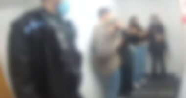 A rendőrök kamerája rögzítette, milyen illegális bulikat tartanak az egyetemisták Angliában