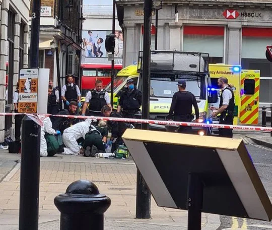 Fényes nappal, a járókelők szeme előtt szúrtak le egy tinédzsert Londonban az Oxford streeten