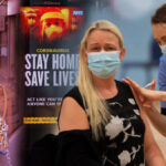 Egyes korlátozásokat egészen addig meg akarnak tartani, míg minden felnőttet be nem oltanak Nagy-Britanniában