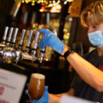 A kocsmák idén elküldhetik azokat a vendégeket, akik nincsenek beoltva Nagy-Britanniában