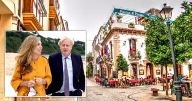 Boris Johnson lelépett Spanyolországba nyaralni az egész Nagy-Britanniát érintő krízis kellős közepén