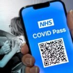 Újabb lépés a 3. oltás „kötelezővé válása” felé Angliában: mától módosul az utazáshoz használt NHS Covid Pass