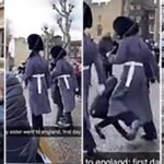 Kisgyereket taroltak le a menetelő őrök a Tower mellett Londonban