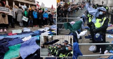 Egyre keményebben tiltakoznak és tüntetnek az egészségügyi dolgozók Angliában a kötelező oltások bevezetése miatt