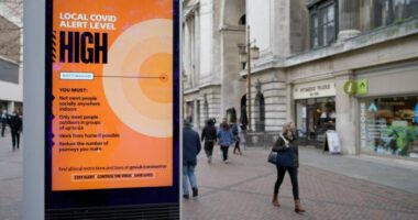 Újabb területek kerülnek 3-as készültségi szint alá, és küszöbön az országos „lockdown” Angliában