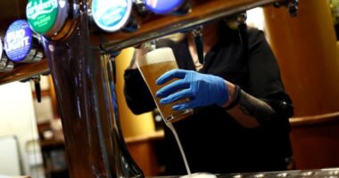 Nagyot zuhant a Nagy-Britanniába dolgozni érkező EU polgárok száma és több mint 1 millióan léptek le az országból