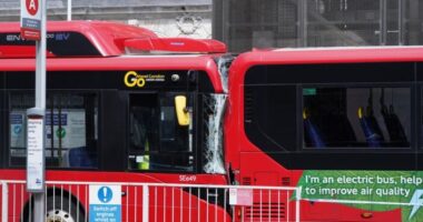 Súlyos buszbaleset London belvárosában: 1 halott és legalább 3 sérült