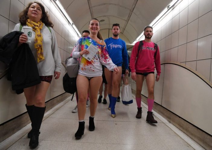 Ilyen a nadrág nélküli metrózás napja Londonban - képekben 11