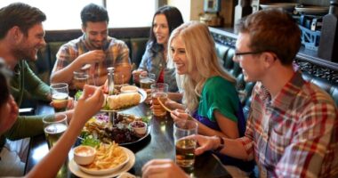 Mától országos szinten kedvezményesen ehetünk az éttermekben, pubokban és kávézókban Nagy-Britanniában