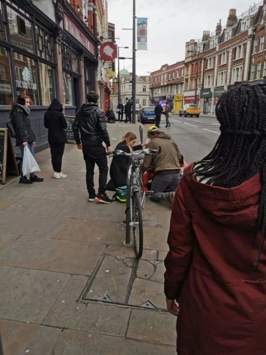 Újabb terrortámadás London utcáin: 2 embert szúrt le a támadó, mielőtt lelőtték