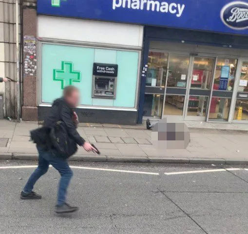 Újabb terrortámadás London utcáin: 2 embert szúrt le a támadó, mielőtt lelőtték