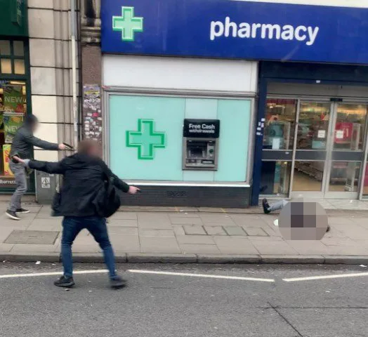 Újabb terrortámadás London utcáin: 2 embert szúrt le a támadó, mielőtt lelőtték
