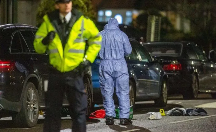 Alig két óra leforgása alatt 4 embert késeltek meg a nyílt utcán Londonban