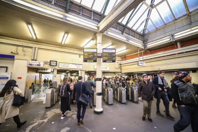 A londoni metró 2 alkalmazottja és az egészségügyi miniszter is elkapta a koronavírust: már kb 400 a fertőzöttek száma Angliában