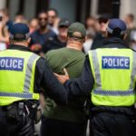 A rendőrség le fogja tartóztatni azokat, akik nem különítik el magukat ha megfertőződnek Nagy-Britanniában