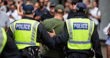 A rendőrség le fogja tartóztatni azokat, akik nem különítik el magukat ha megfertőződnek Nagy-Britanniában