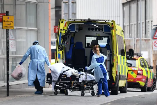 Koronavírus UK: kötelezővé teszik a maszkot a tömegközlekedésen, a halottak száma átlépte az 50,000-et