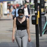 Koronavírus UK: kötelezővé teszik a maszkot a tömegközlekedésen, a halottak száma átlépte az 50,000-et