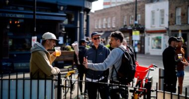 Szuper hír, a vártnál hamarabb újranyithatnak a pubok Angliában