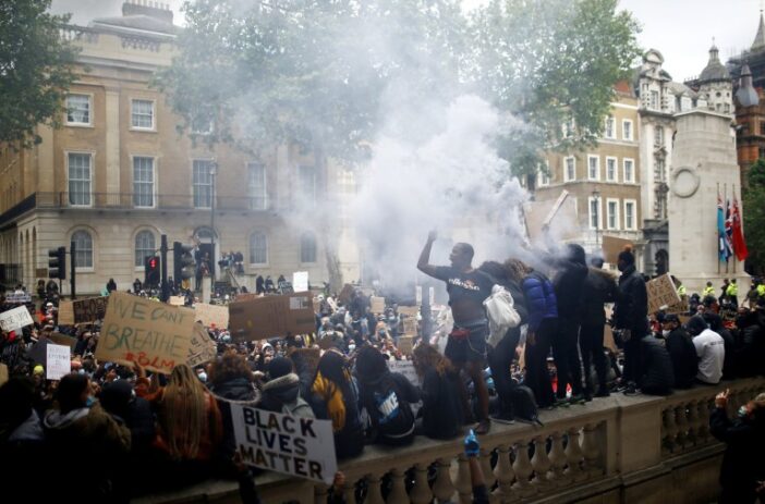 Összecsaptak a rendőrök és a tüntetők: komoly felfordulás alakult ki London belvárosában 3