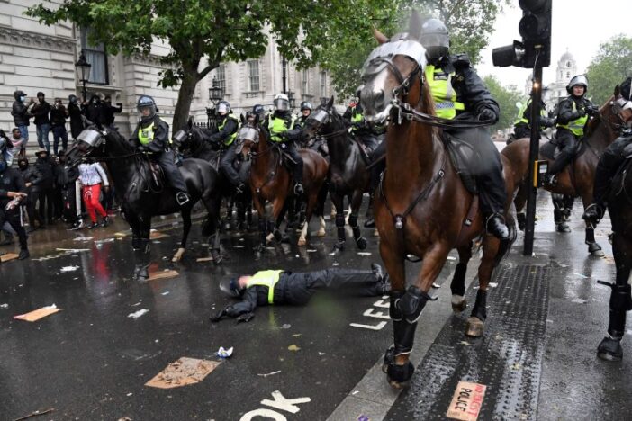 Összecsaptak a rendőrök és a tüntetők: komoly felfordulás alakult ki London belvárosában 6