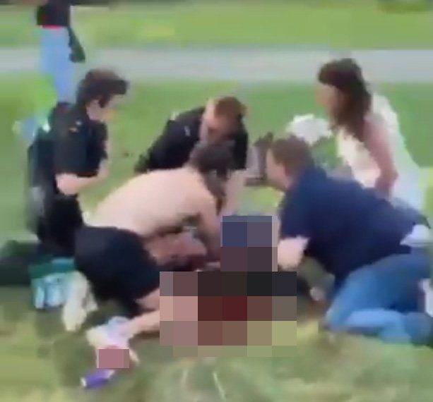 Újabb "terrortámadás" Angliában: Három embert is halálra szurkált egy férfi Readingben egy parkban 6