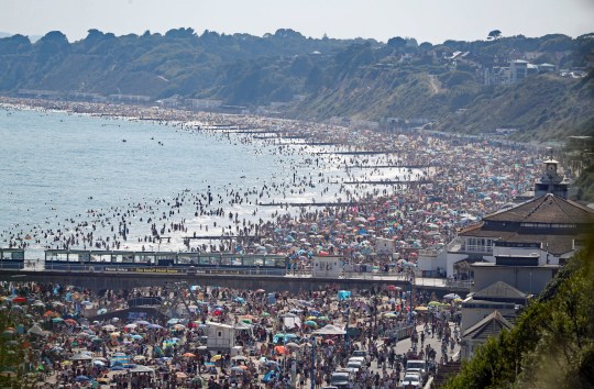 Elképesztő tömeg a brit tengerpartokon: az egészségügyminiszter a partok lezárásával fenyegetőzött 6