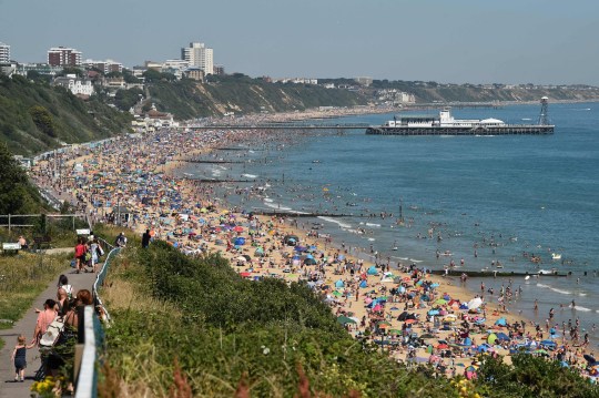 Elképesztő tömeg a brit tengerpartokon: az egészségügyminiszter a partok lezárásával fenyegetőzött 8