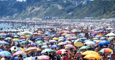 Elképesztő tömeg a brit tengerpartokon: az egészségügyminiszter a partok lezárásával fenyegetőzött