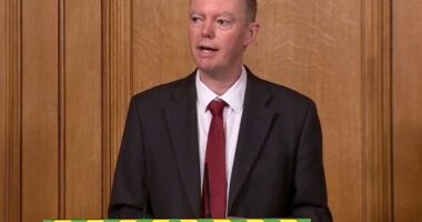 Újra bezárhatják a pubokat, éttermeket, és megtilthatják a családi összejöveteleket Angliában