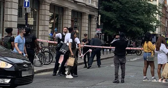 Fényes nappal, a járókelők szeme előtt szúrtak le egy tinédzsert Londonban az Oxford streeten