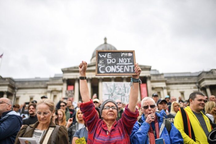 10,000-es tüntetés London belvárosában a koronavírus és a maszkok ellen 4