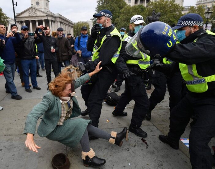 Összecsaptak a rendőrök és a koronavírus ellen tüntetők Londonban 6