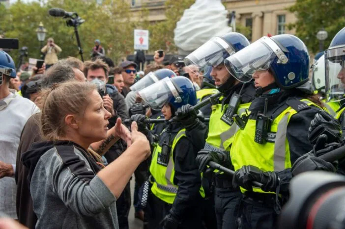 Összecsaptak a rendőrök és a koronavírus ellen tüntetők Londonban 5
