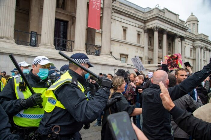 Összecsaptak a rendőrök és a koronavírus ellen tüntetők Londonban 7