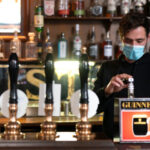 1 millió ember munkahelye kerül veszélybe, ha Boris Johnson nem mond konkrét dátumot, mikor nyitnak az éttermek, szórakozóhelyek