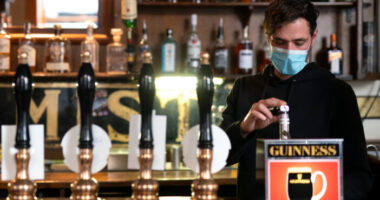 1 millió ember munkahelye kerül veszélybe, ha Boris Johnson nem mond konkrét dátumot, mikor nyitnak az éttermek, szórakozóhelyek