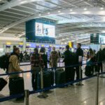 Rengetegen mennek el Nagy-Britanniából a lockdown előtti utolsó nap, amíg még lehet