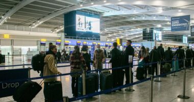 Rengetegen mennek el Nagy-Britanniából a lockdown előtti utolsó nap, amíg még lehet